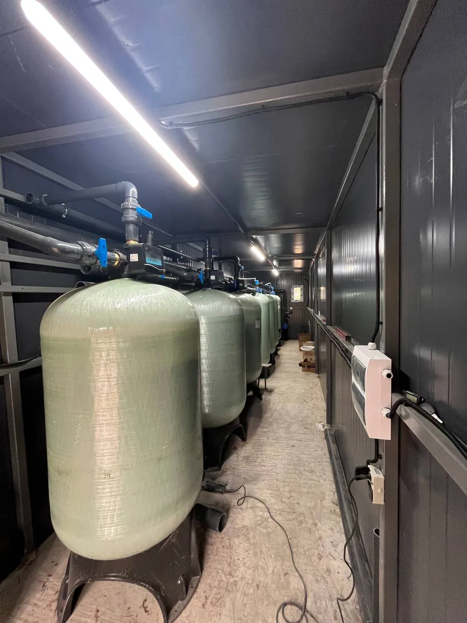 Промышленная станция водоподготовки внутри модульного блока